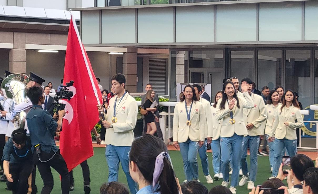 張家朗、江旻憓及何詩蓓等港隊代表進場。