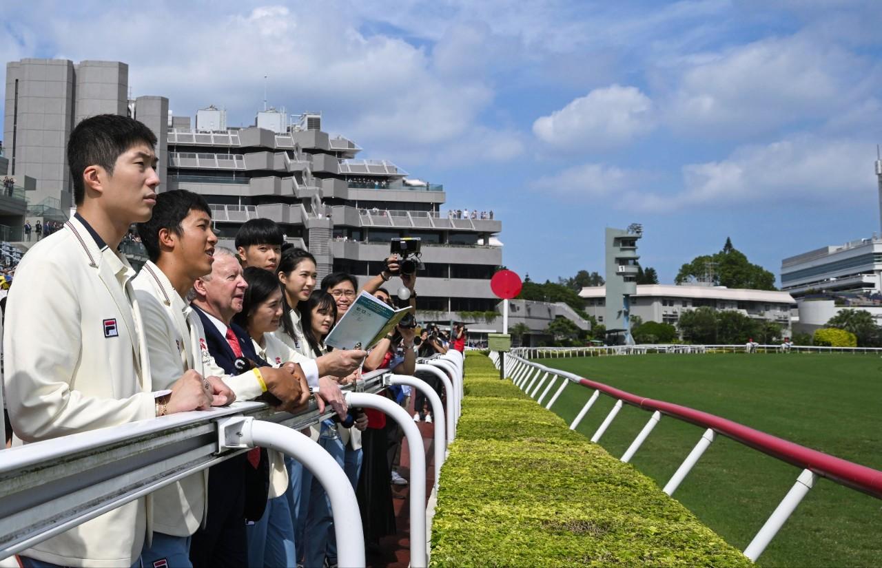 馬會行政總裁應家柏(左三) 與一眾港隊運動員一同欣賞 「2024 巴黎奥運中國香港隊盃」賽事。(馬會)