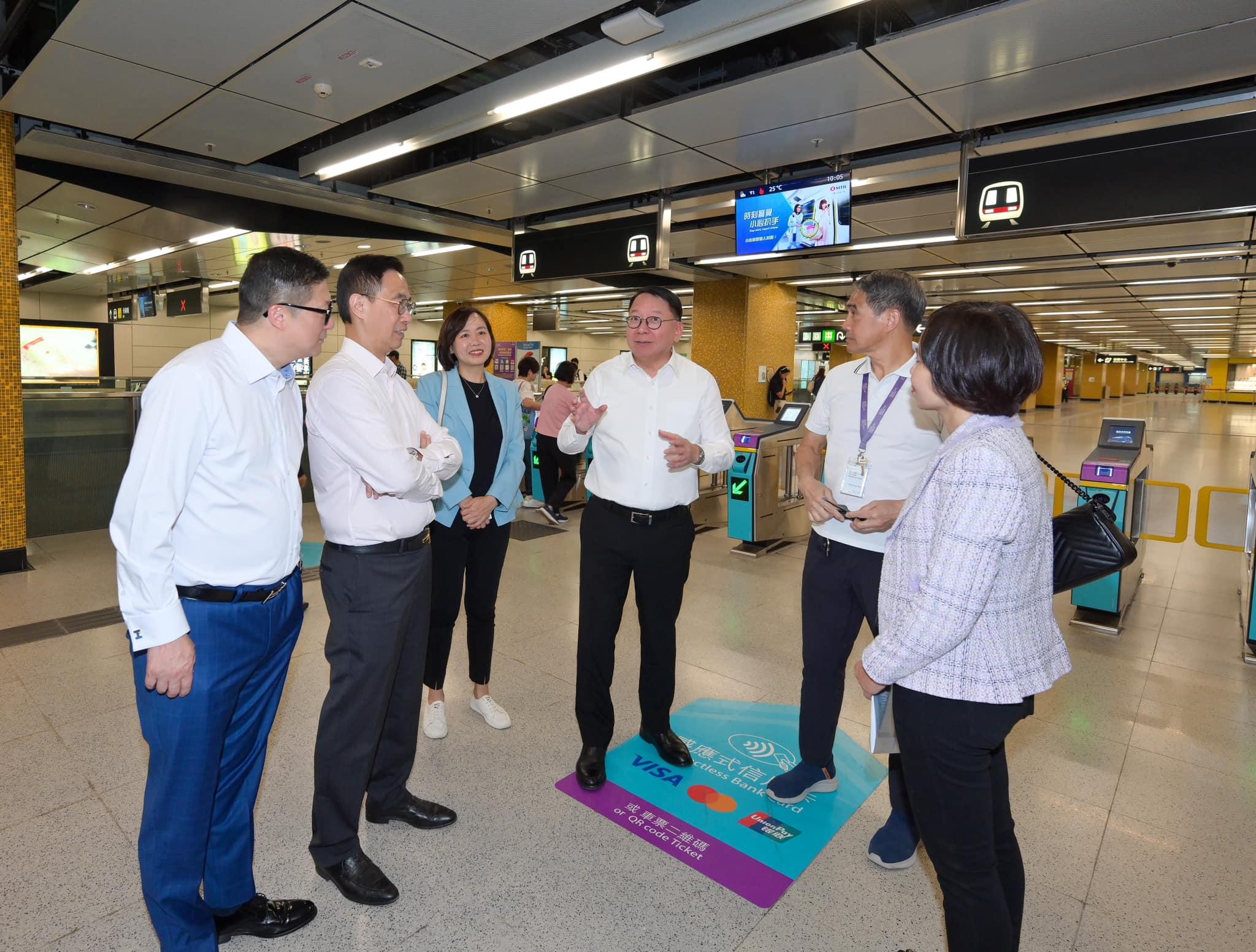 陳國基聯同楊潤雄,以及鄧炳強,到啟德體育園視察園方的各項準備工作。(陳國基社交網站)·