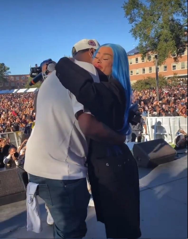 兩人在台上相擁。