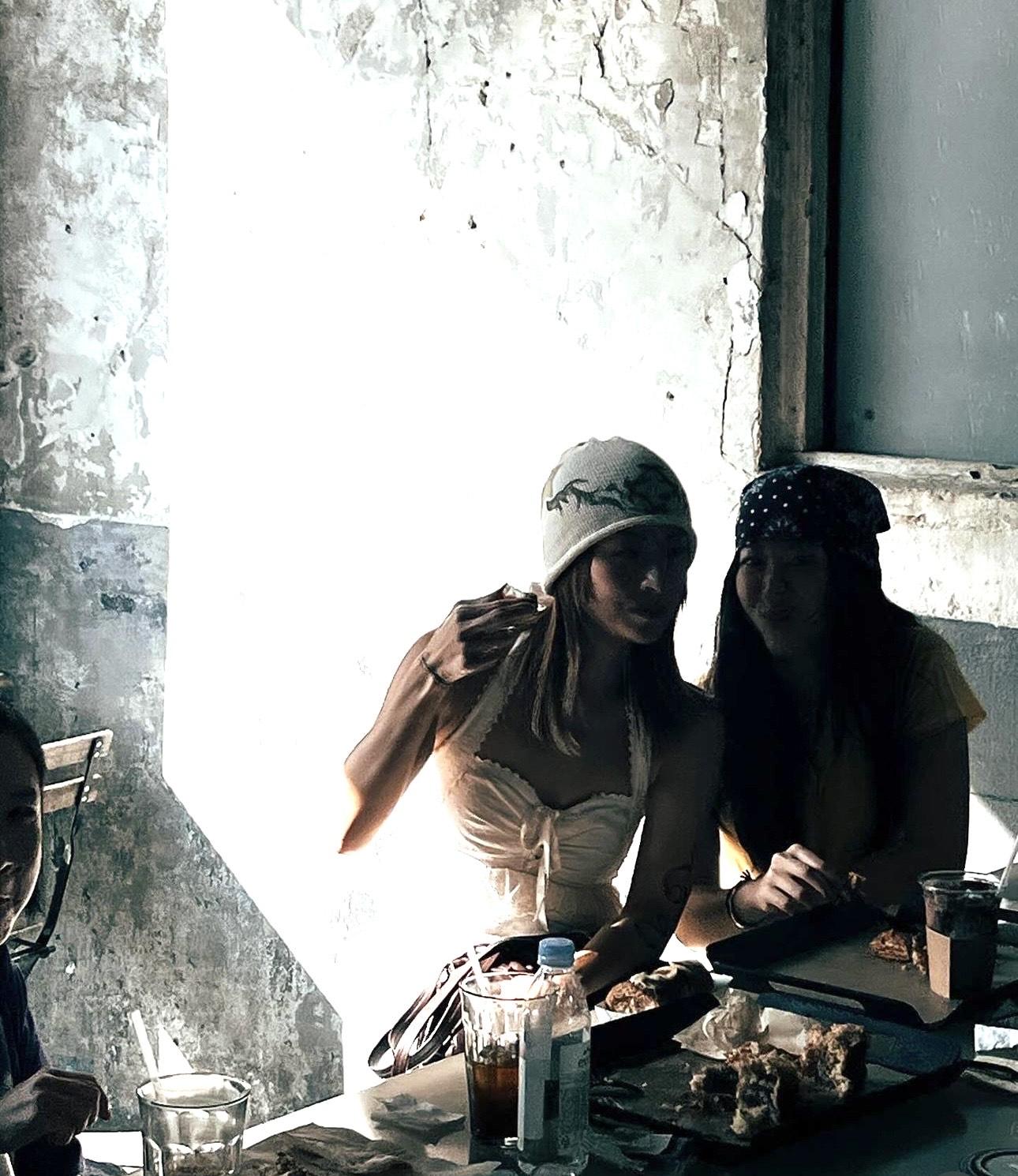 康堤側面與徐濠縈十足餅印。