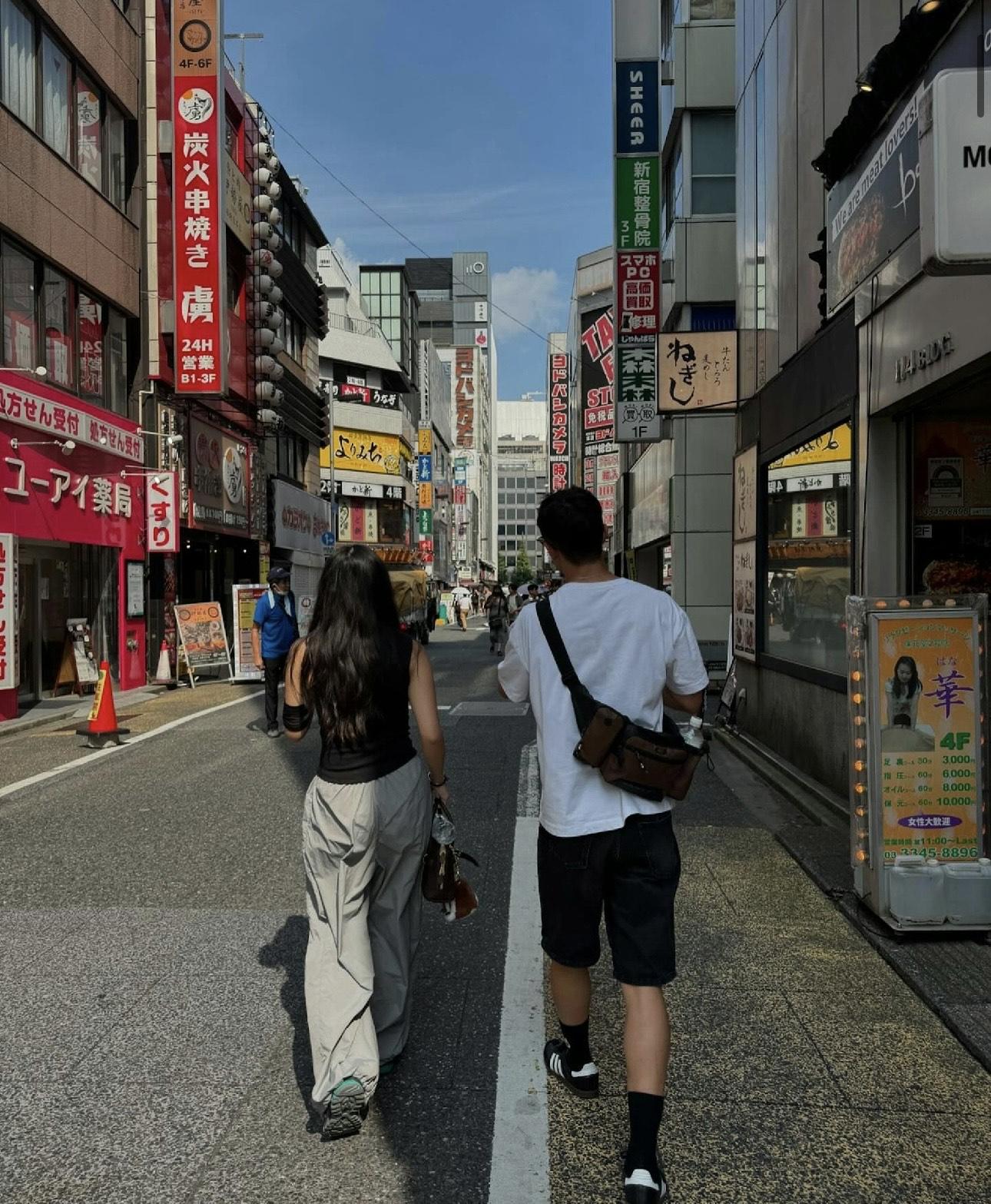 徐濠縈曾在社交網分享女兒與Shou Honda的背影。