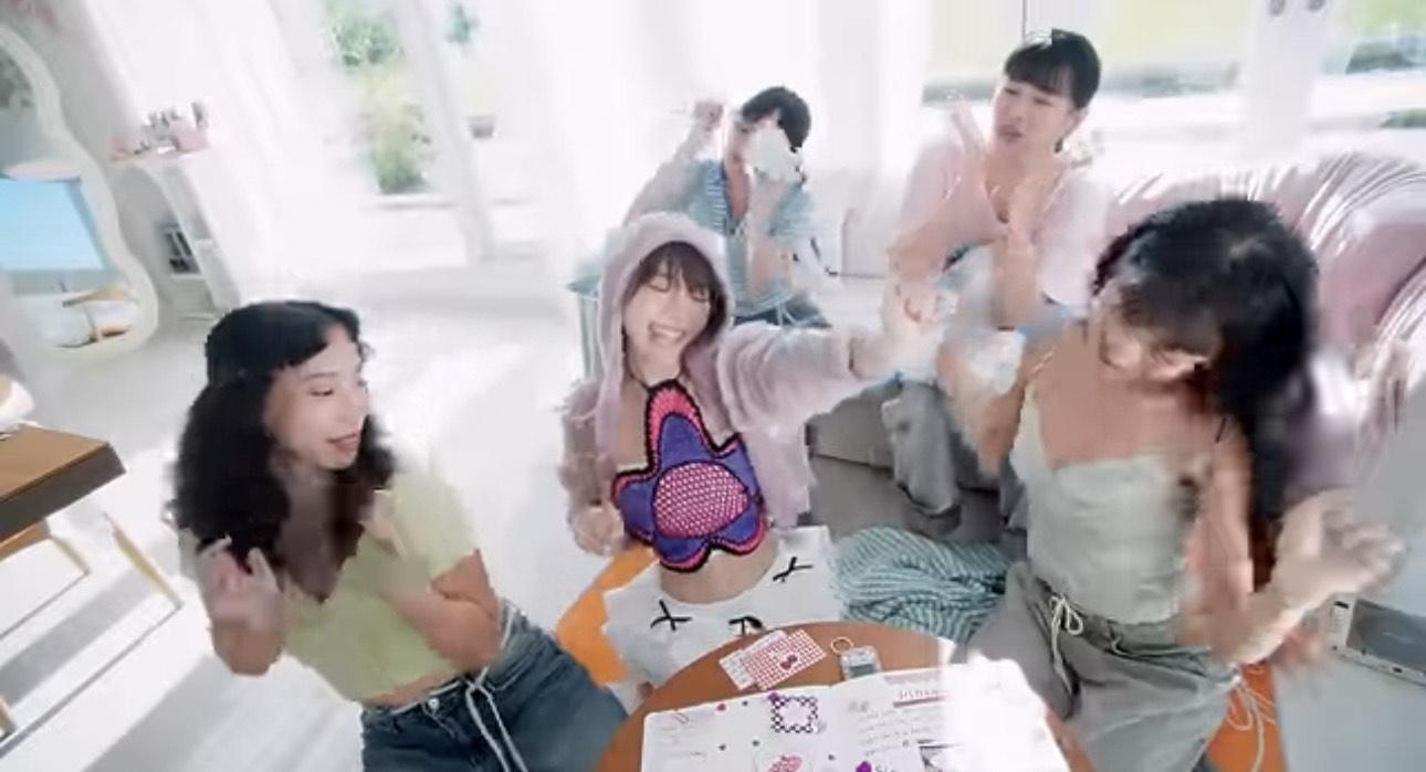 林明禎《ON CLOUD NINE 》MV截圖。