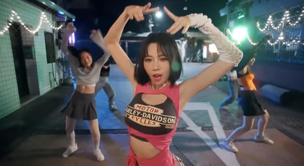 林明禎《ON CLOUD NINE 》MV截圖。