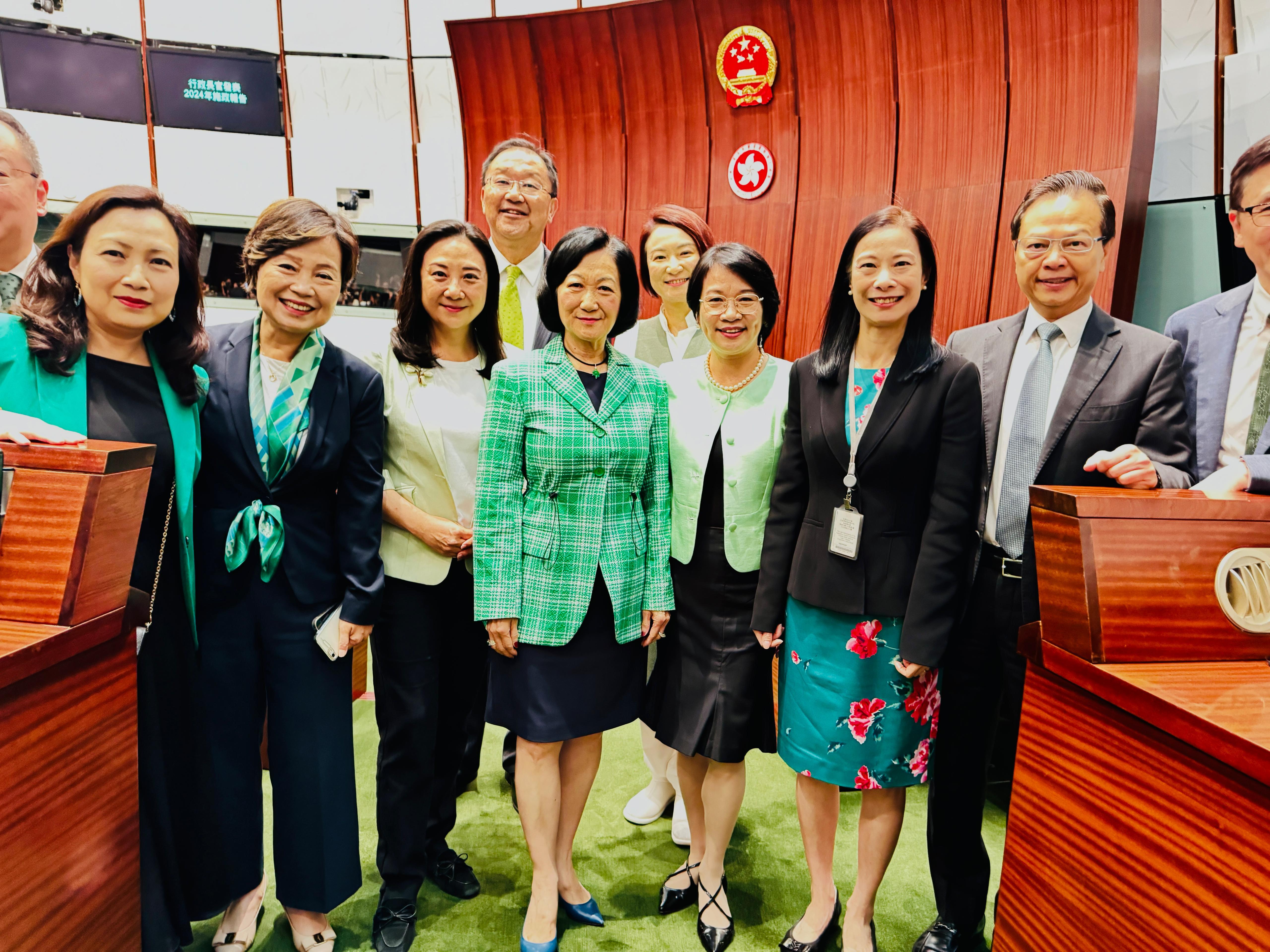 多位穿上綠色的議員官員在立法會留影。(葛珮帆Facebook圖片)