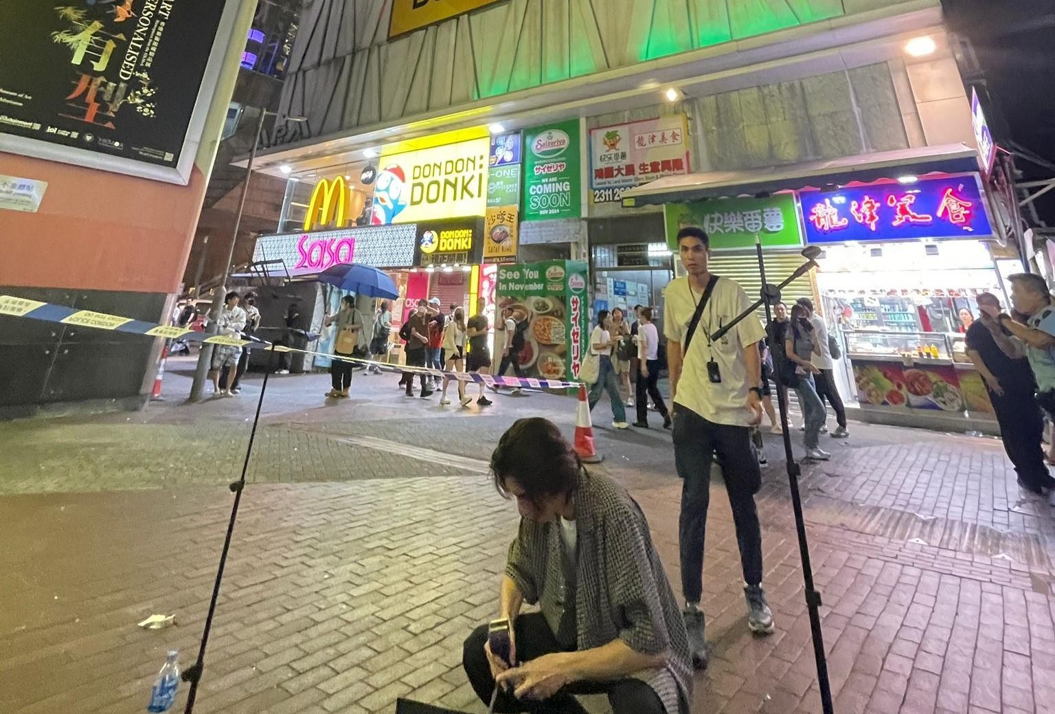 Cyrus 作街頭音樂表演時，有人從高處擲下玻璃樽（Cyrus提供）