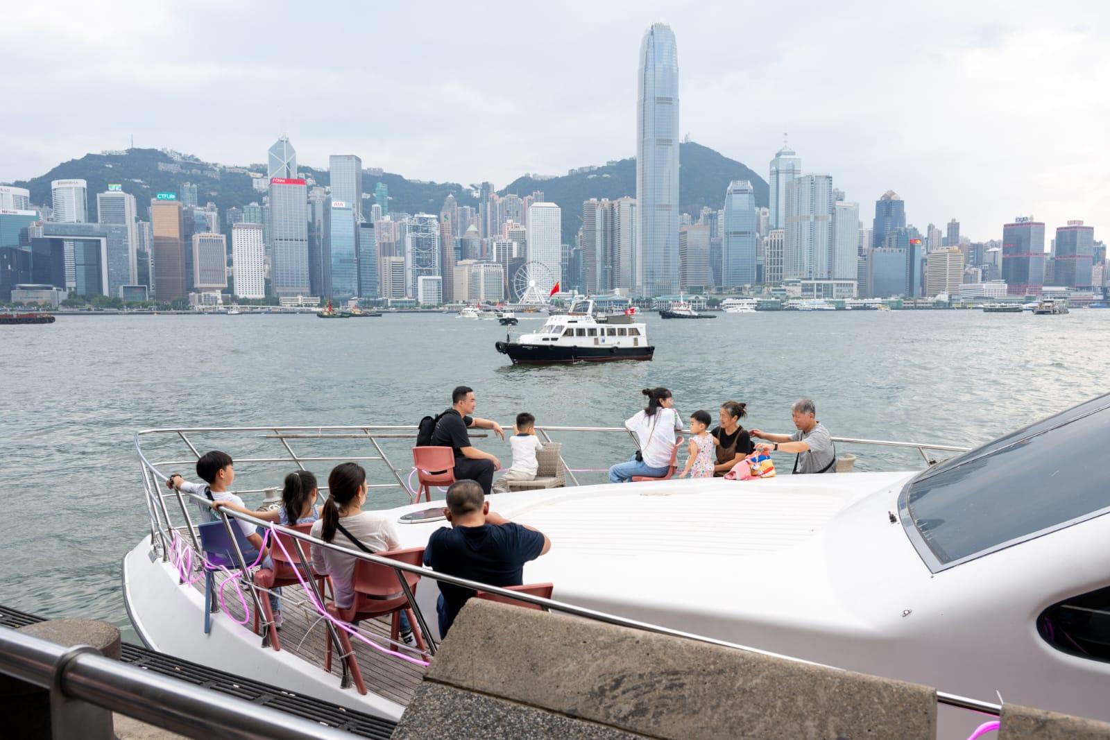 旅客趁黃金周訪港。(陳奕釗攝)