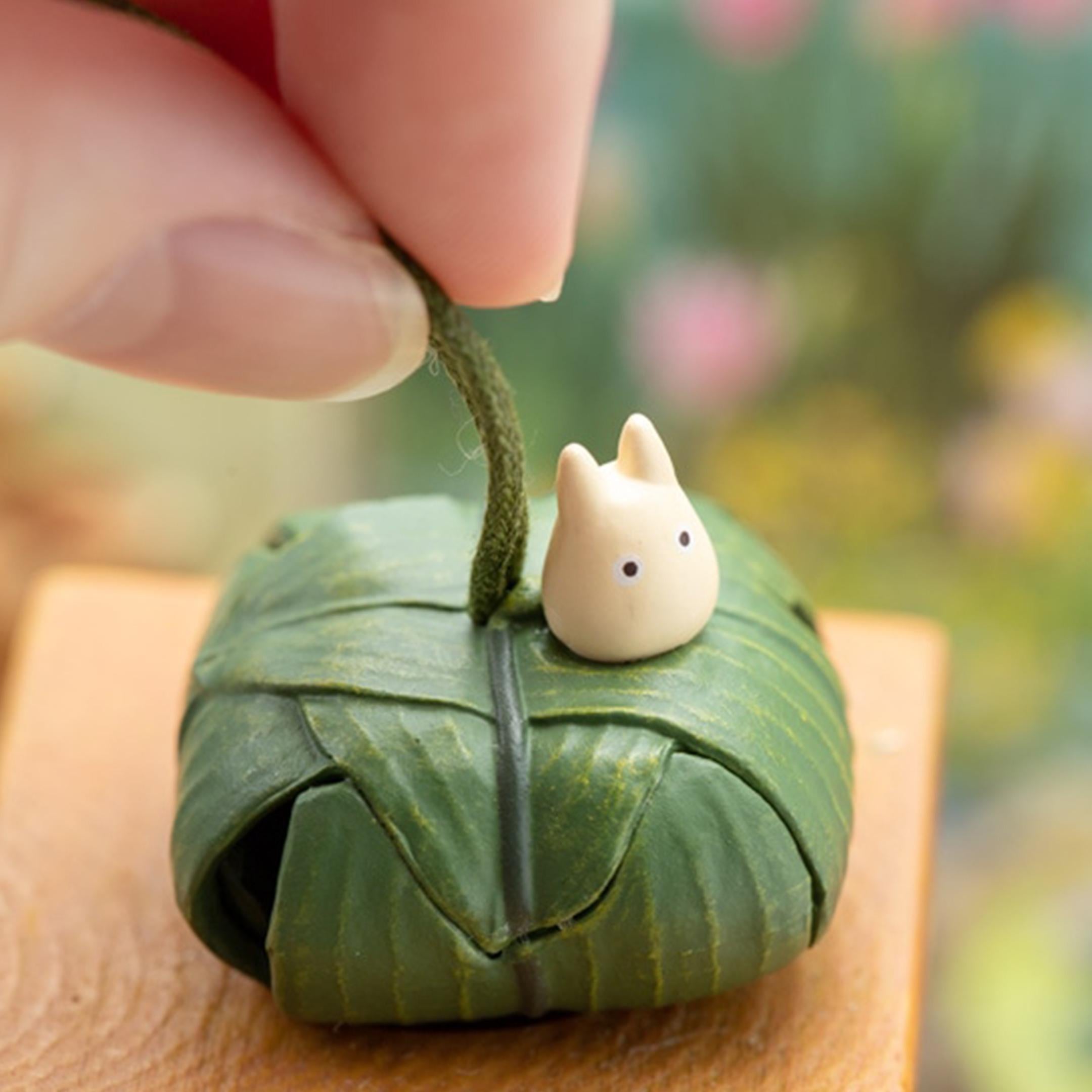 滾呀滾吊繩 – 小龍貓和煤碳屎鬼:龍貓小包裹造型的可愛掛飾,搖一搖會發出清脆聲音,空隙裡還有煤碳屎鬼。$55