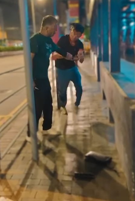 休班PTU警長彌敦道街頭遭搶銀包,與一名南亞裔持刀男子糾纏時被襲擊致手腳浴血,事後臥地打電話求助(影片截圖)