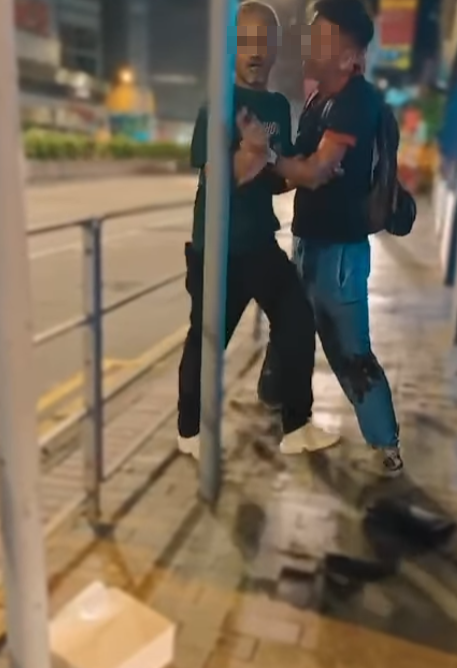 休班PTU警長彌敦道街頭遭搶銀包,與一名南亞裔持刀男子糾纏時被襲擊致手腳浴血,事後臥地打電話求助(影片截圖)