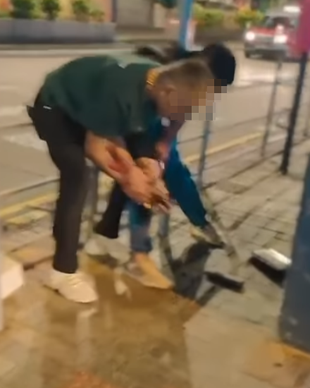 休班PTU警長彌敦道街頭遭搶銀包,與一名南亞裔持刀男子糾纏時被襲擊致手腳浴血,事後臥地打電話求助(影片截圖)