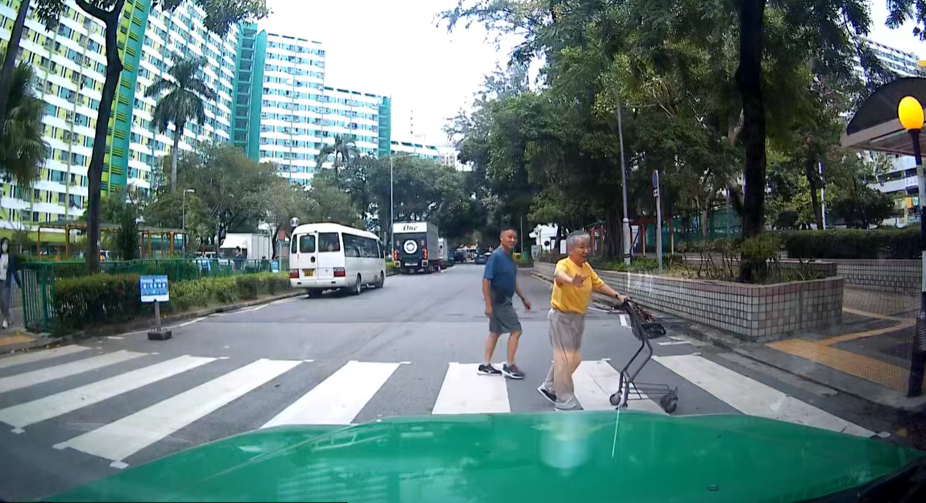 車Cam直擊|老婦斑馬線過路 屯門Tesla照衝險撞人 74歲司機被票控 (網上影片截圖)