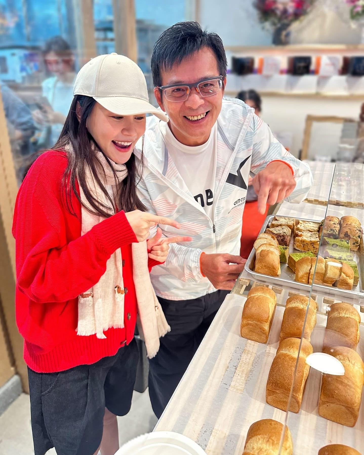 黃翠如手腳依然纖瘦,孕肚並不明顯。