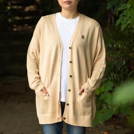 亞洲區限定商品《龍貓》針織外套 (灰色/米色) :外套後方印有龍貓的圖案,胸口有可愛的龍貓刺繡,而袖口有貓巴士的織標裝飾。$590