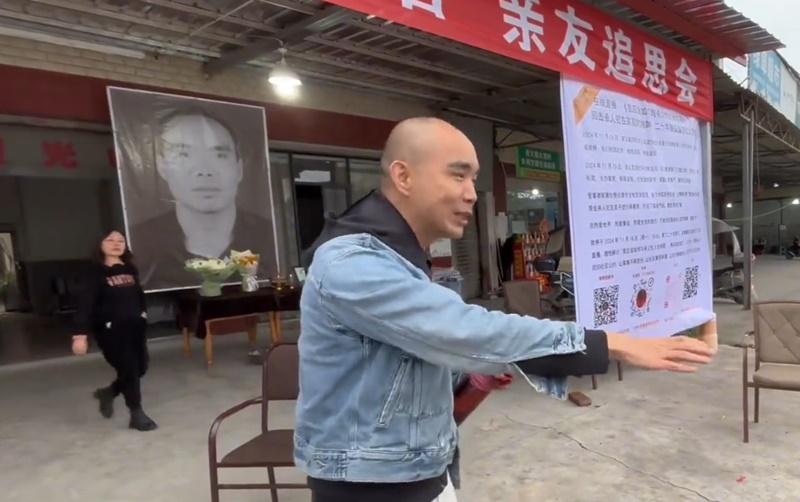 兇案死者兒子在家門口擺上了供桌,上面放上父親的遺照和貢品,給父親上香祭拜抗議。(微博)