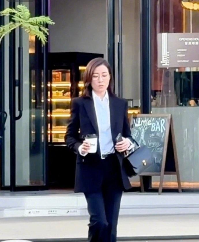 網民讚阿佘一身行政套裝身材甚fit,而且扮咩似咩形象專業。