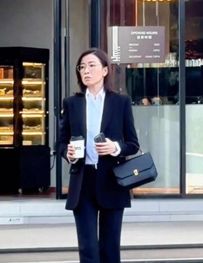 網民拍到阿佘一身專業行政套裝,於深圳為新劇《正義女神Themis》拍外景,曝光了她劇中的造型。