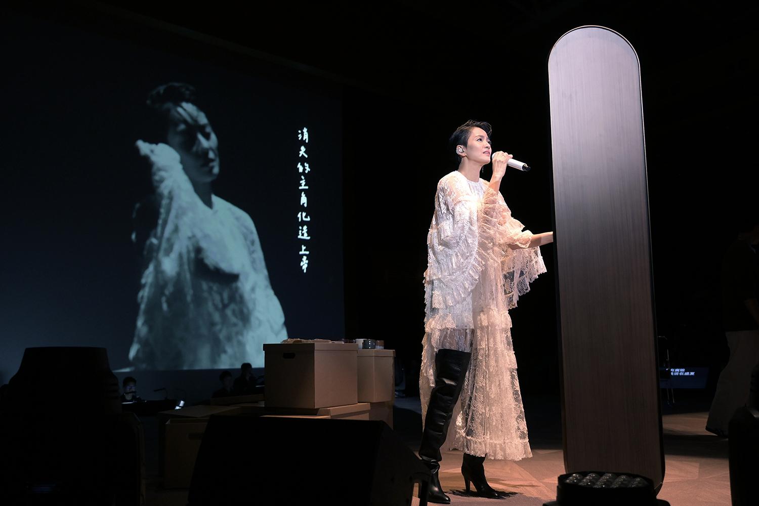 Gigi今次開side track,演繹了自己的「愛情成長三部曲」。