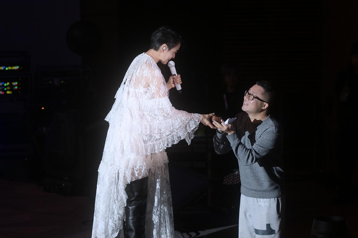 Gigi送出親自製作的陶瓷茶杯,非常珍貴。