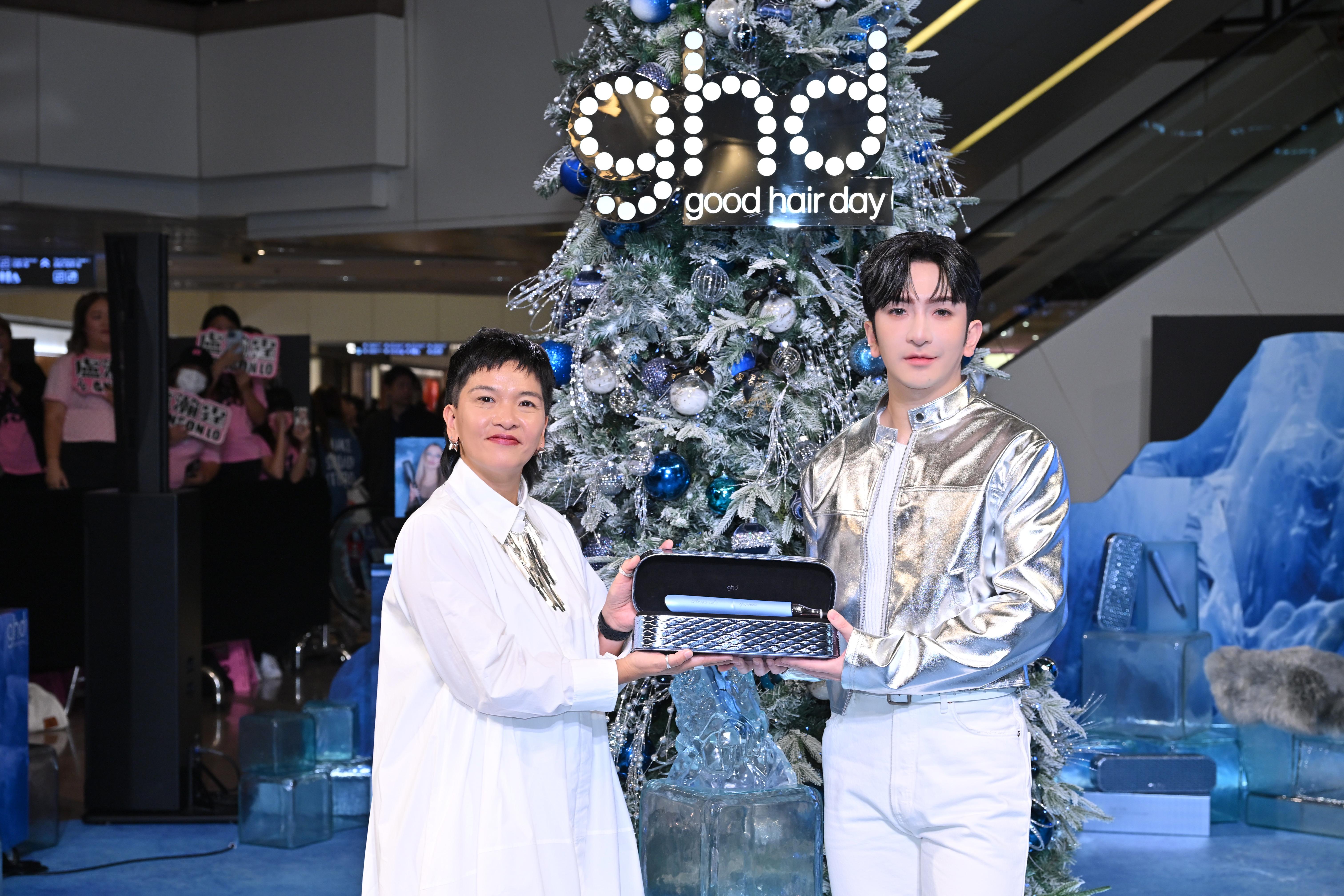 Anson Lo為ghd X’MAS24 ICED LUXE海港城期間限定店的巨型聖誕樹進行亮燈儀式。