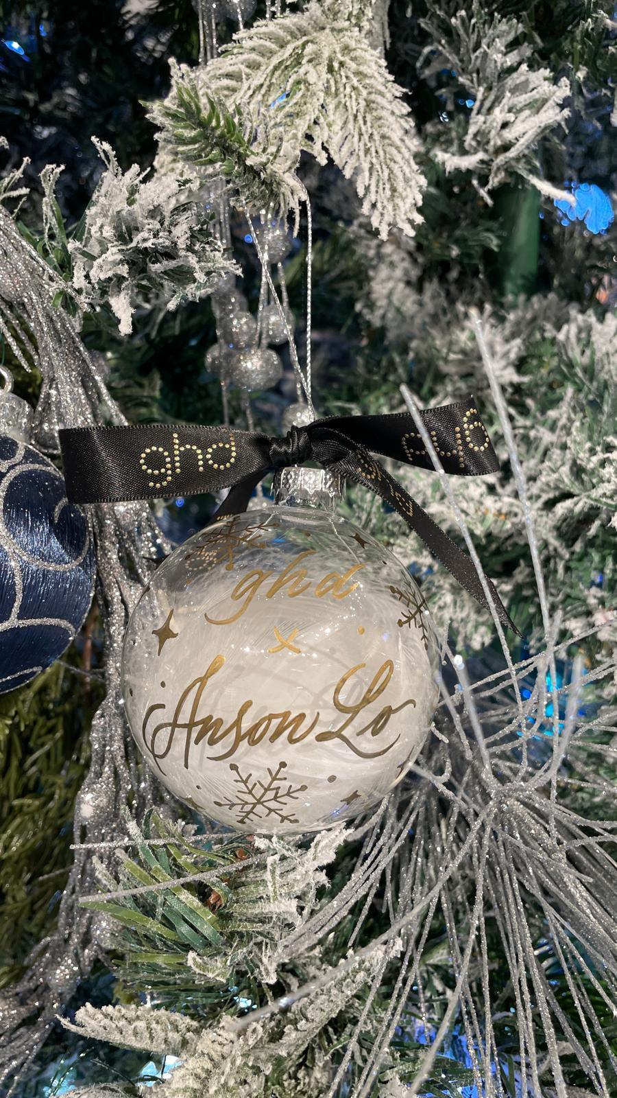 Anson Lo為ghd X’MAS24 ICED LUXE海港城期間限定店的巨型聖誕樹進行亮燈儀式。