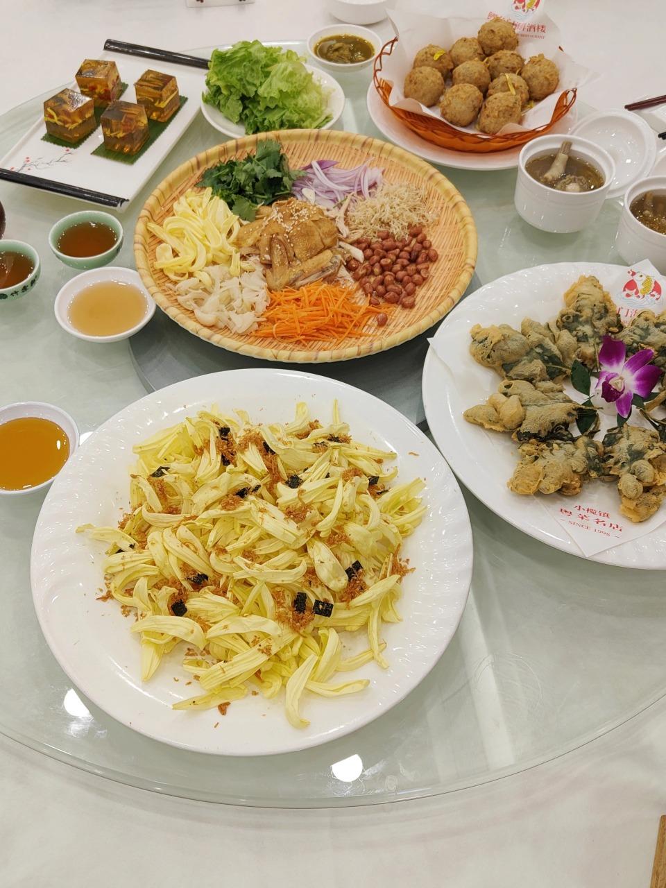 中山小欖的菊花宴款式多樣,不單菊花,菊花葉也能成為桌上名菜。(圖片來源:lemon@小紅書)