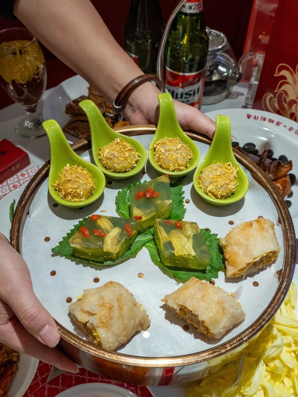 由菊花製作而成的糕點,有菊花糕、菊花水欖等,款式多樣令人吃得津津有味。(圖片來源:lemon@小紅書)