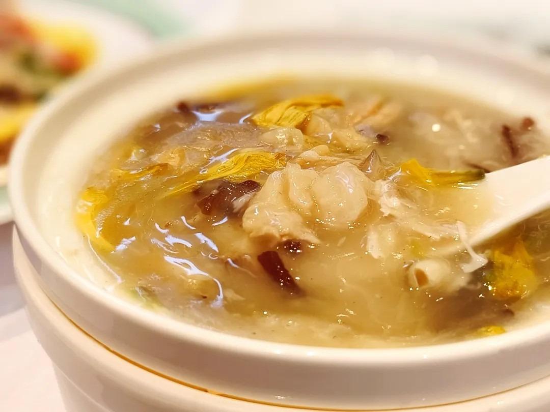 中山小欖菊花羮是十分受歡迎的經典名菜之一。(圌片說明:懶懶吃喝指南@小紅書 )