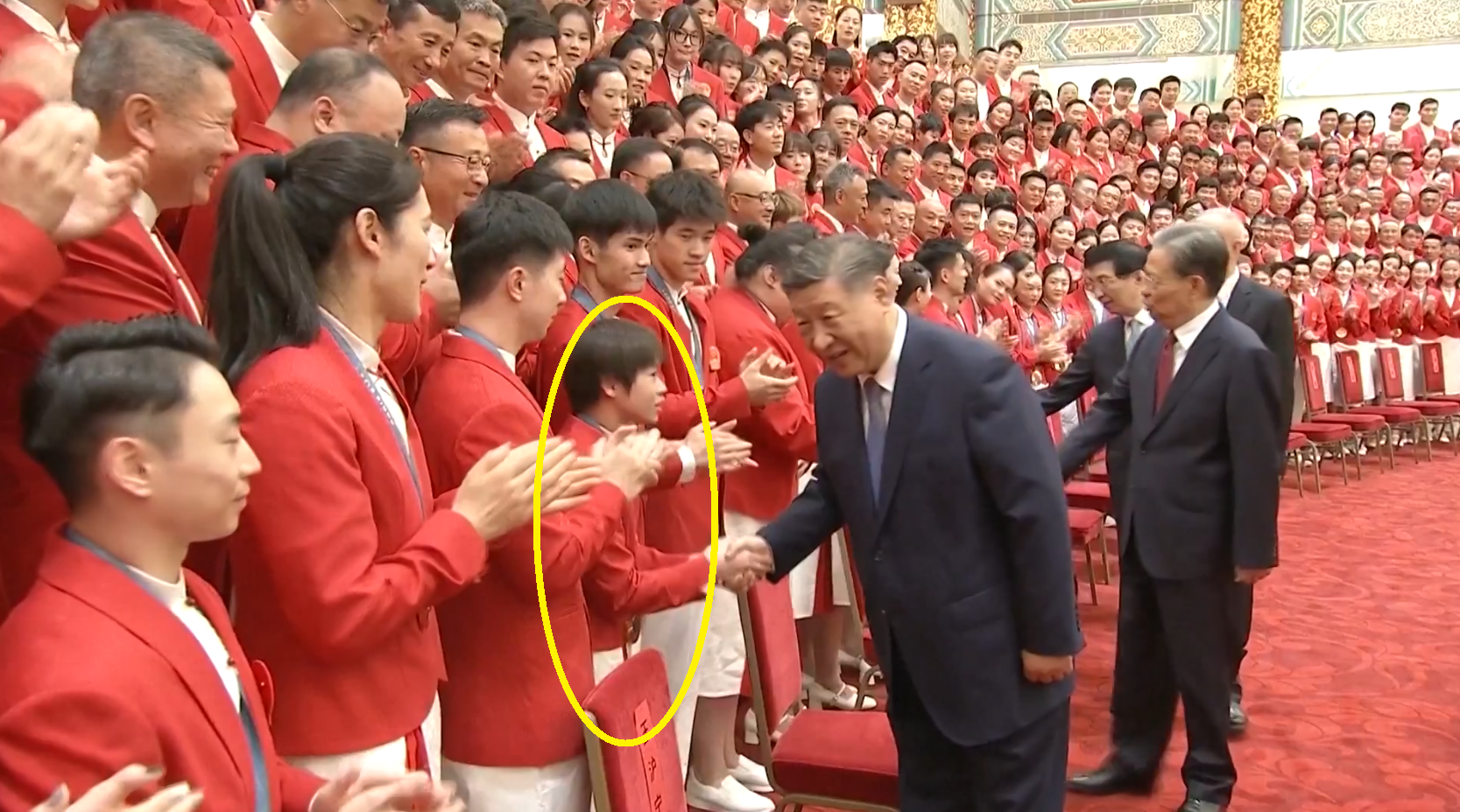 8月20日,國家主席習近平與全紅嬋握手時,親切地微微彎下腰聽她說話。(CCTV截圖)