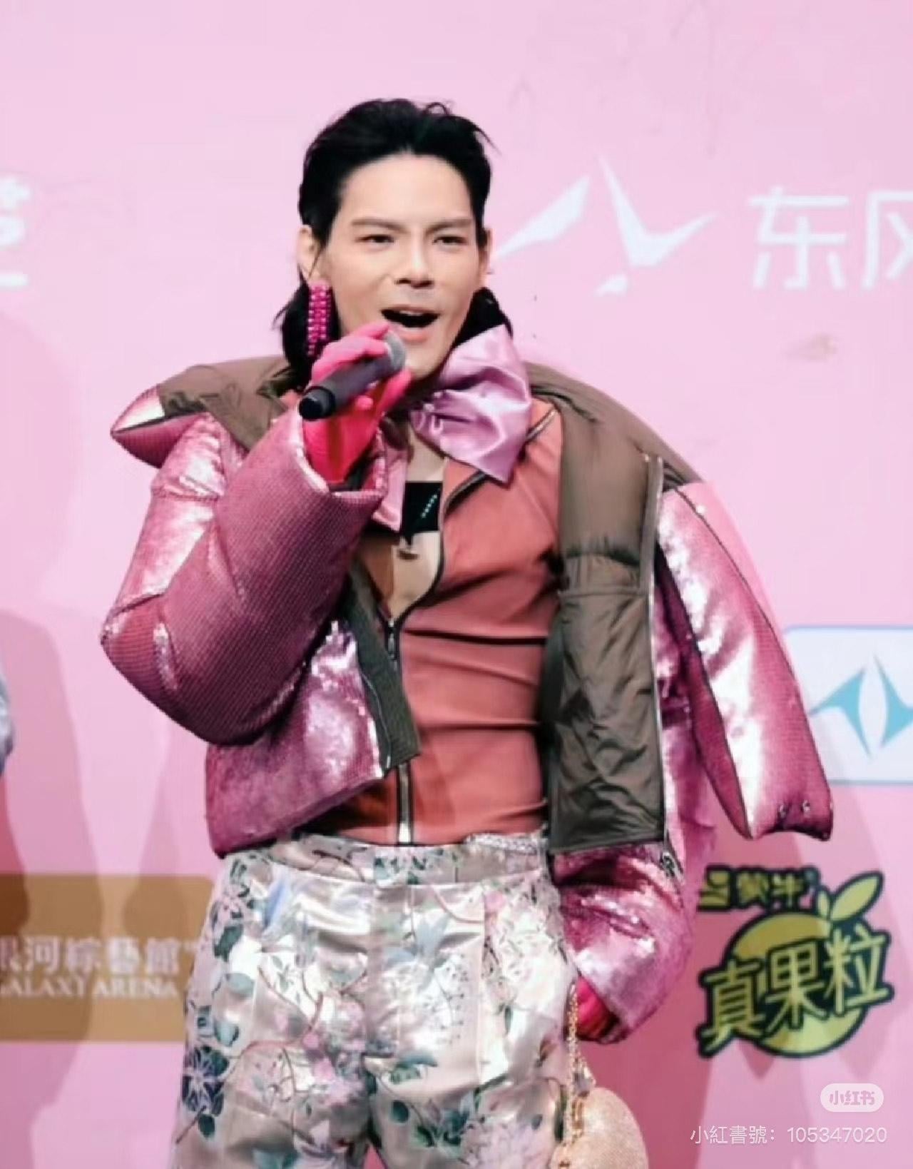 有網民質疑他扮G-Dragon的打扮。