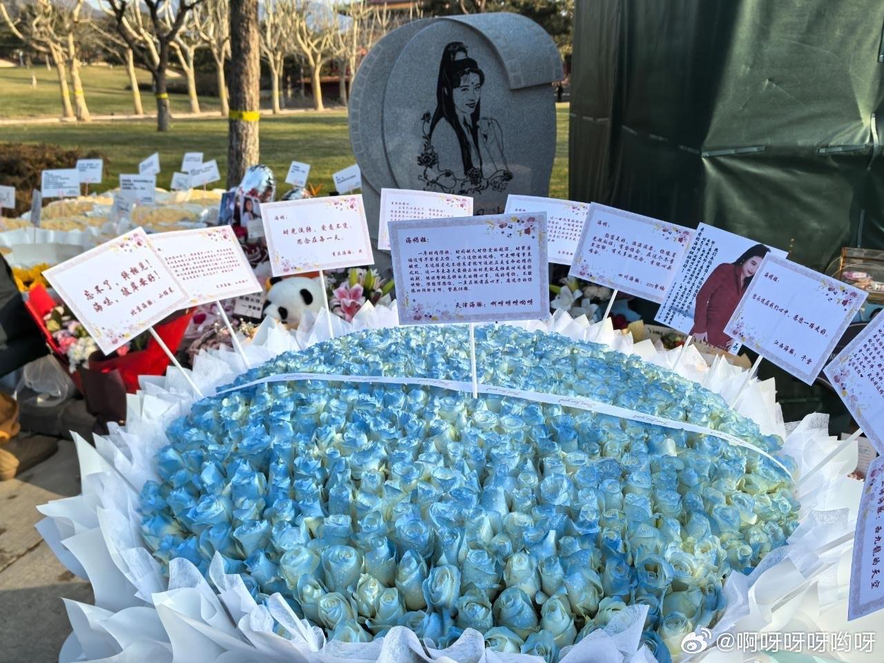 不少粉絲都到周海媚北京的墓園拜祭,進行悼念。