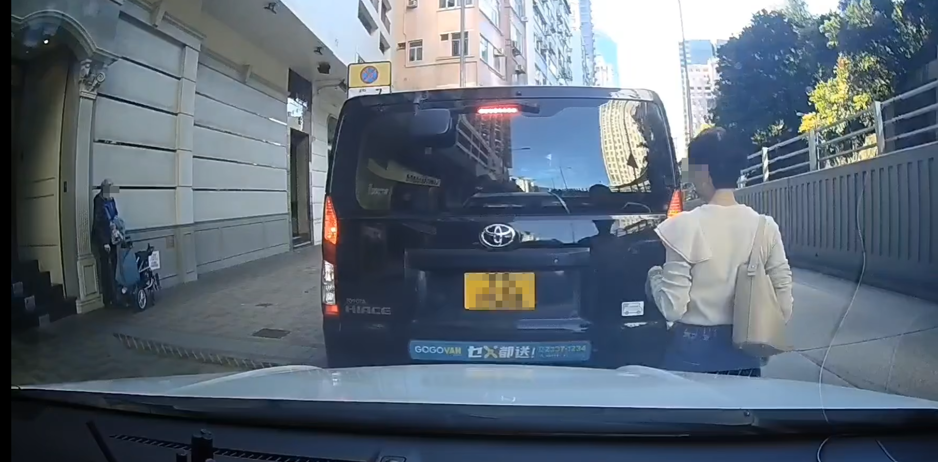 旺角一名女子陪同坐輪椅的老婦於街邊攔截的士,正當一輛的士靠近預備接載乘客,司機疑看見老婦及其身旁輪椅竟加速駛離。(Fcebook「車cam L」群組)