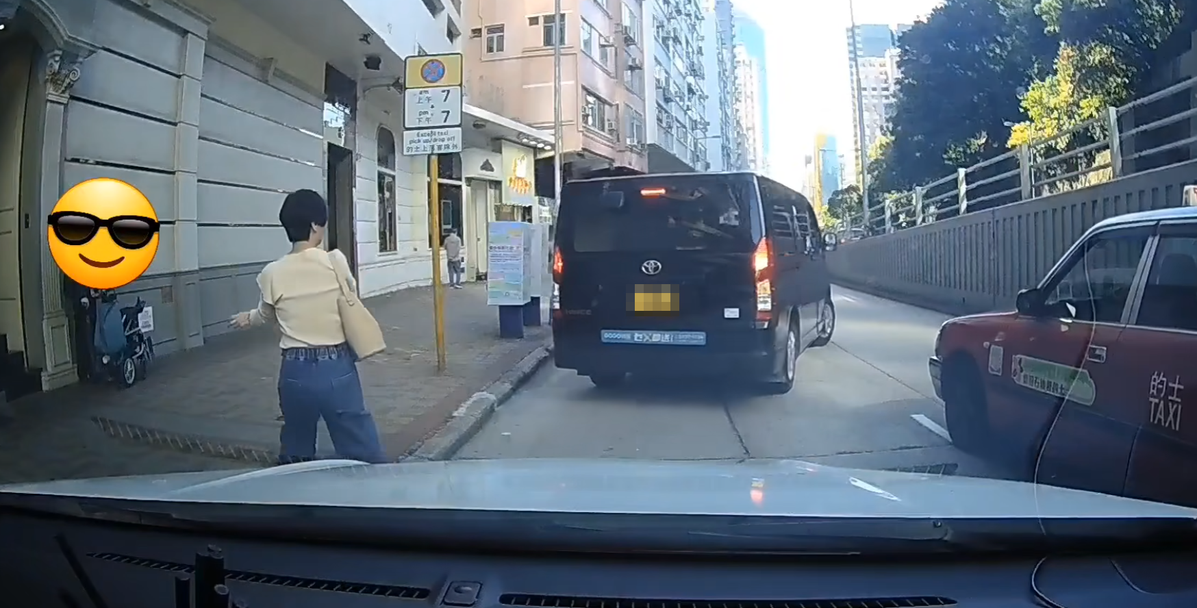 旺角一名女子陪同坐輪椅的老婦於街邊攔截的士,正當一輛的士靠近預備接載乘客,司機疑看見老婦及其身旁輪椅竟加速駛離。(Fcebook「車cam L」群組)