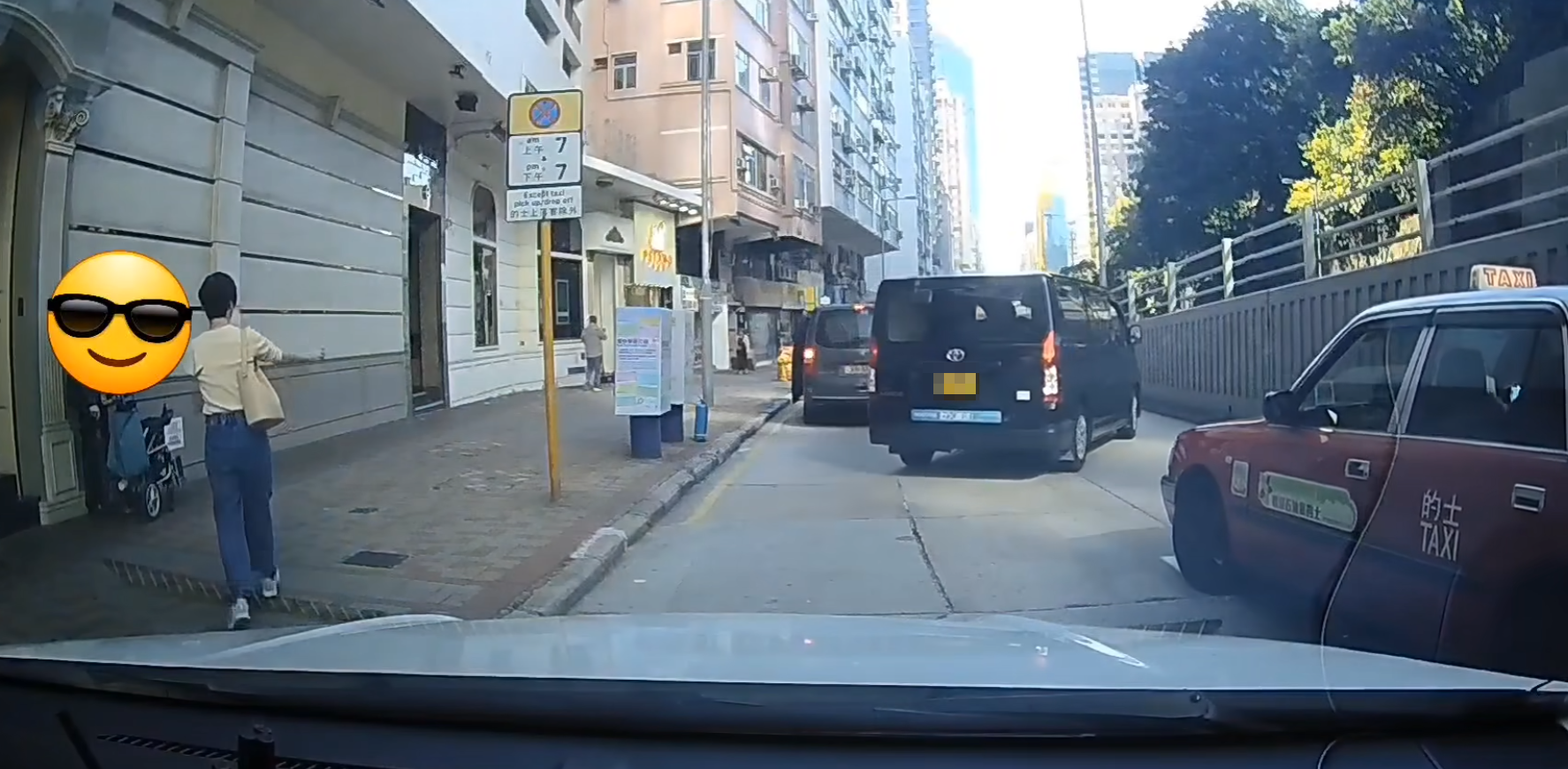 旺角一名女子陪同坐輪椅的老婦於街邊攔截的士,正當一輛的士靠近預備接載乘客,司機疑看見老婦及其身旁輪椅竟加速駛離。(Fcebook「車cam L」群組)