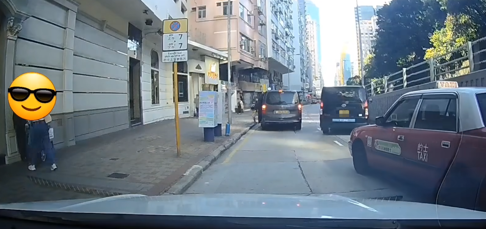 旺角一名女子陪同坐輪椅的老婦於街邊攔截的士,正當一輛的士靠近預備接載乘客,司機疑看見老婦及其身旁輪椅竟加速駛離。(Fcebook「車cam L」群組)