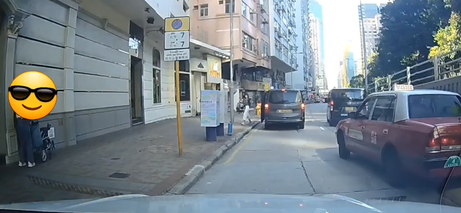 旺角一名女子陪同坐輪椅的老婦於街邊攔截的士,正當一輛的士靠近預備接載乘客,司機疑看見老婦及其身旁輪椅竟加速駛離。(Fcebook「車cam L」群組)