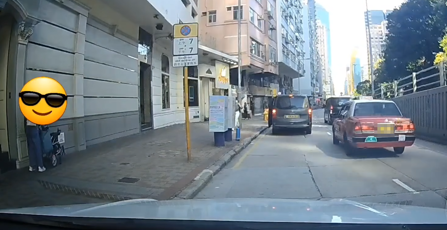 旺角一名女子陪同坐輪椅的老婦於街邊攔截的士,正當一輛的士靠近預備接載乘客,司機疑看見老婦及其身旁輪椅竟加速駛離。(Fcebook「車cam L」群組)