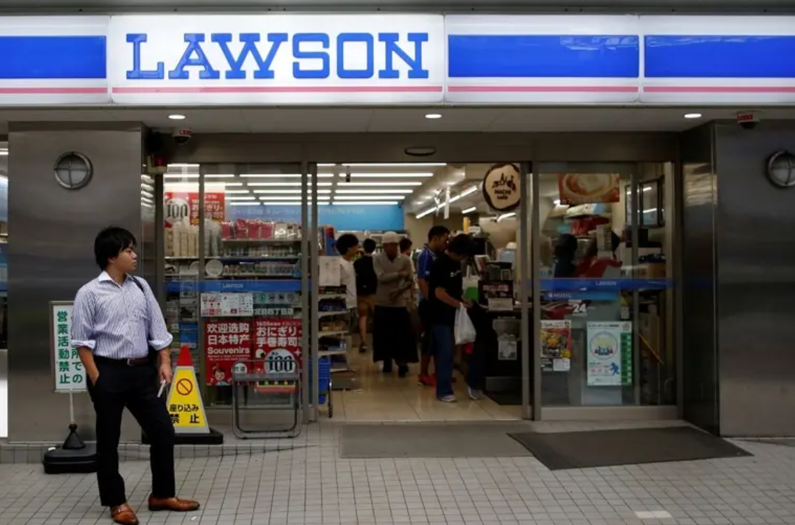 日本連鎖便利店Lawson(羅森)在日擁有超過1.4萬間分店,除了當地人外也是許多香港人遊日必去食炸雞的地方。(資料圖片)
