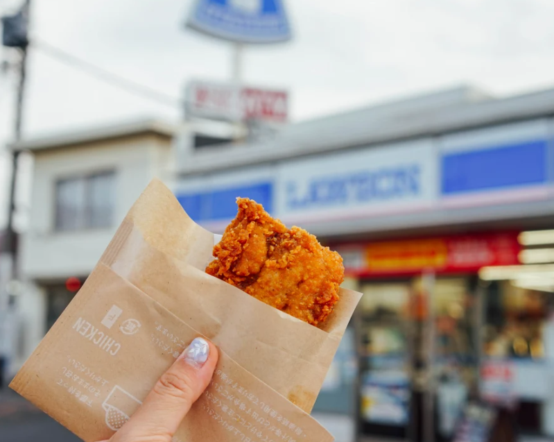 日本連鎖便利店Lawson(羅森)在日擁有超過1.4萬間分店,除了當地人外也是許多香港人遊日必去食炸雞的地方。(資料圖片)