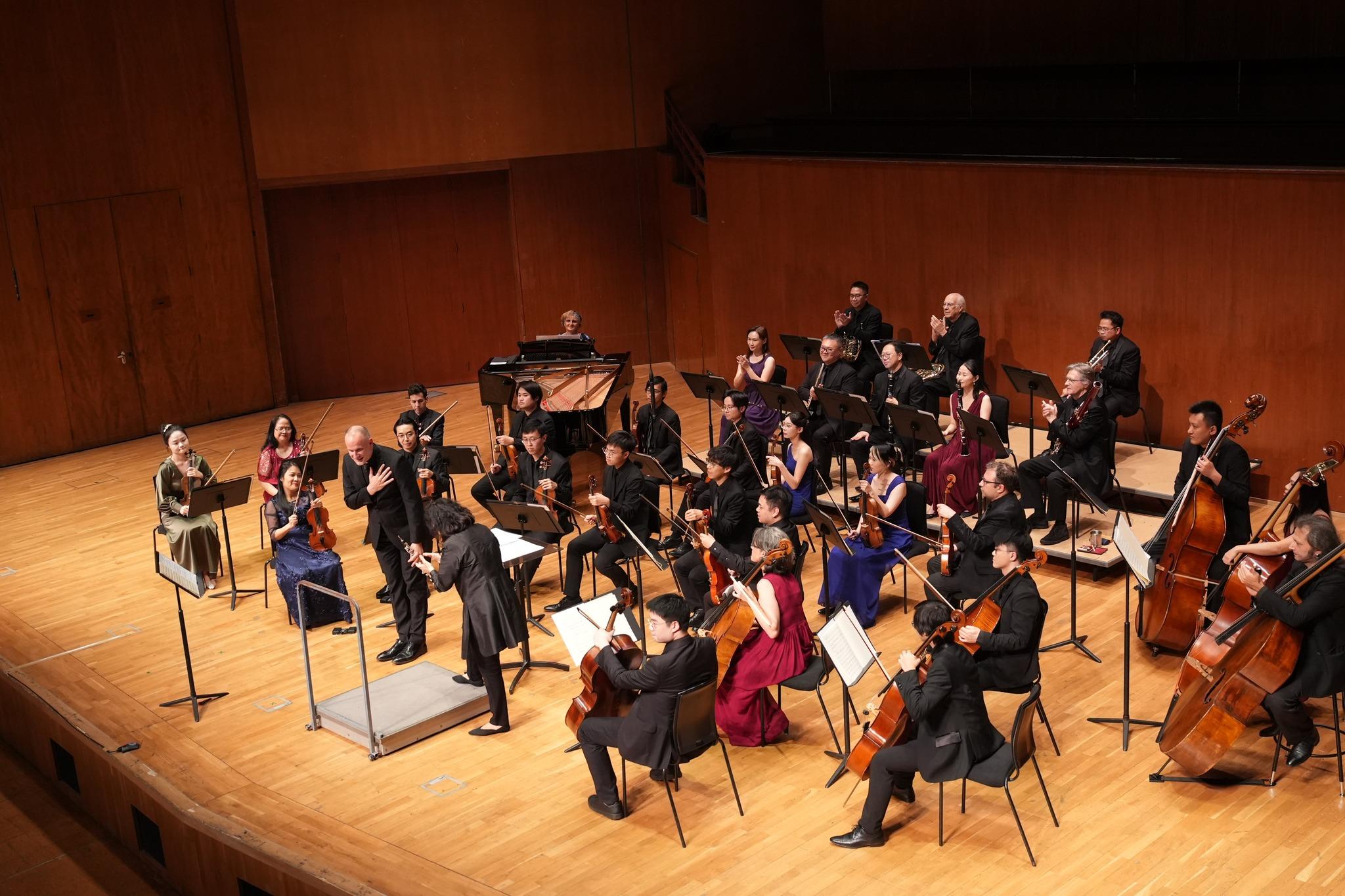 香港城市室樂團傾力演出,於平安夜日暮美妙時分,奏出曼妙樂章。