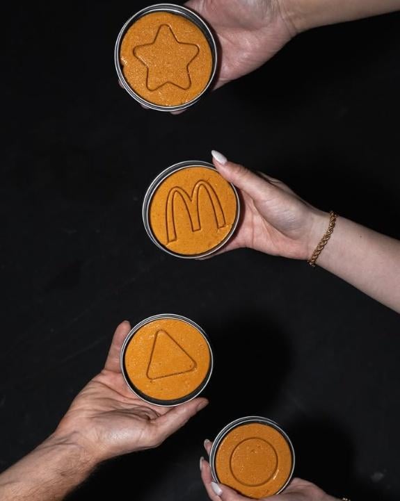 椪糖挑戰只要顧客模仿《魷魚遊戲》中,透過咬、舔、擘的方式,切出椪糖上的圓形、三角形、星形或麥當勞的「M形」圖案。(IG)