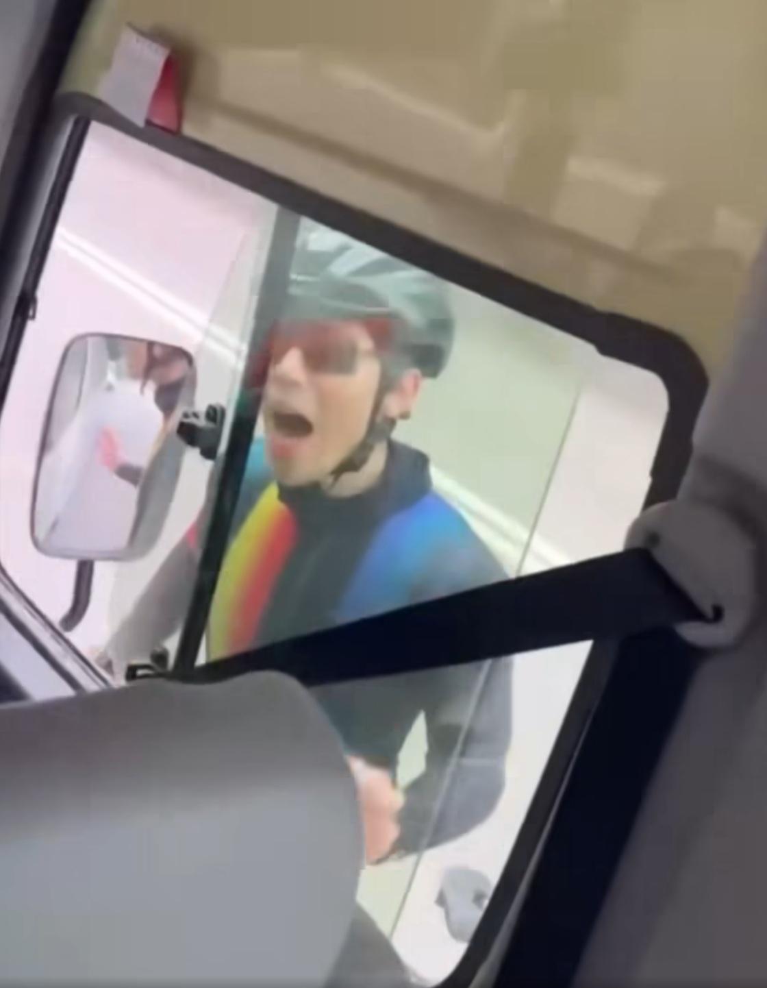 其中一名單車友情緒激動,衝向司機的駕駛座旁。(網片截圖)