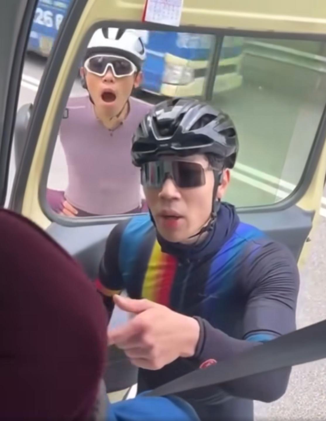 一名穿紫衣的單車友亦加入了戰團,不斷用粗言穢語辱罵司機。(網片截圖)