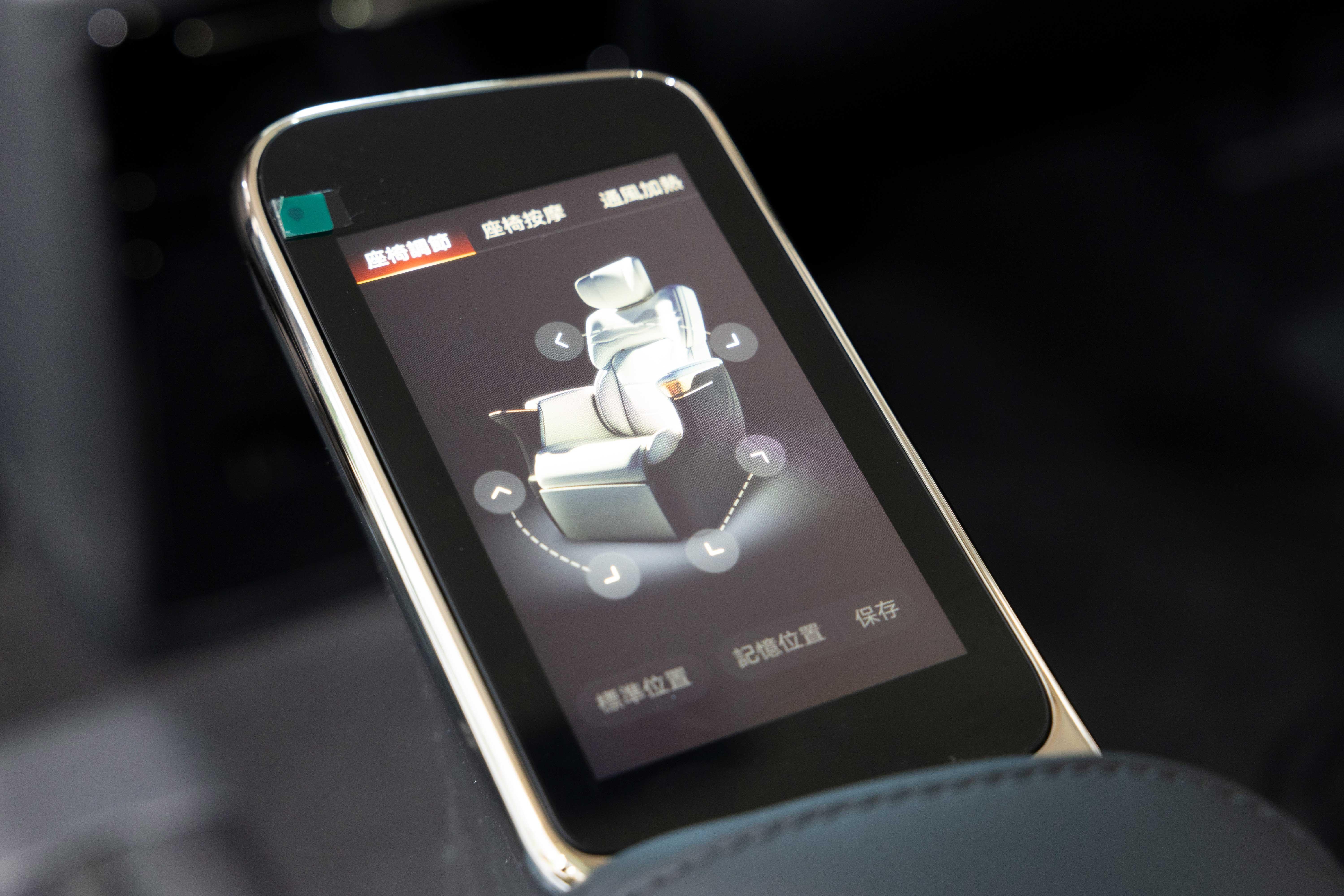 頂配版配備 2 張按摩座椅,位置為後排兩個主要座位;提供 電子避震功能,提升乘坐舒適性;座椅帶有 通風功能,讓用戶在長時間乘坐中保持舒適。