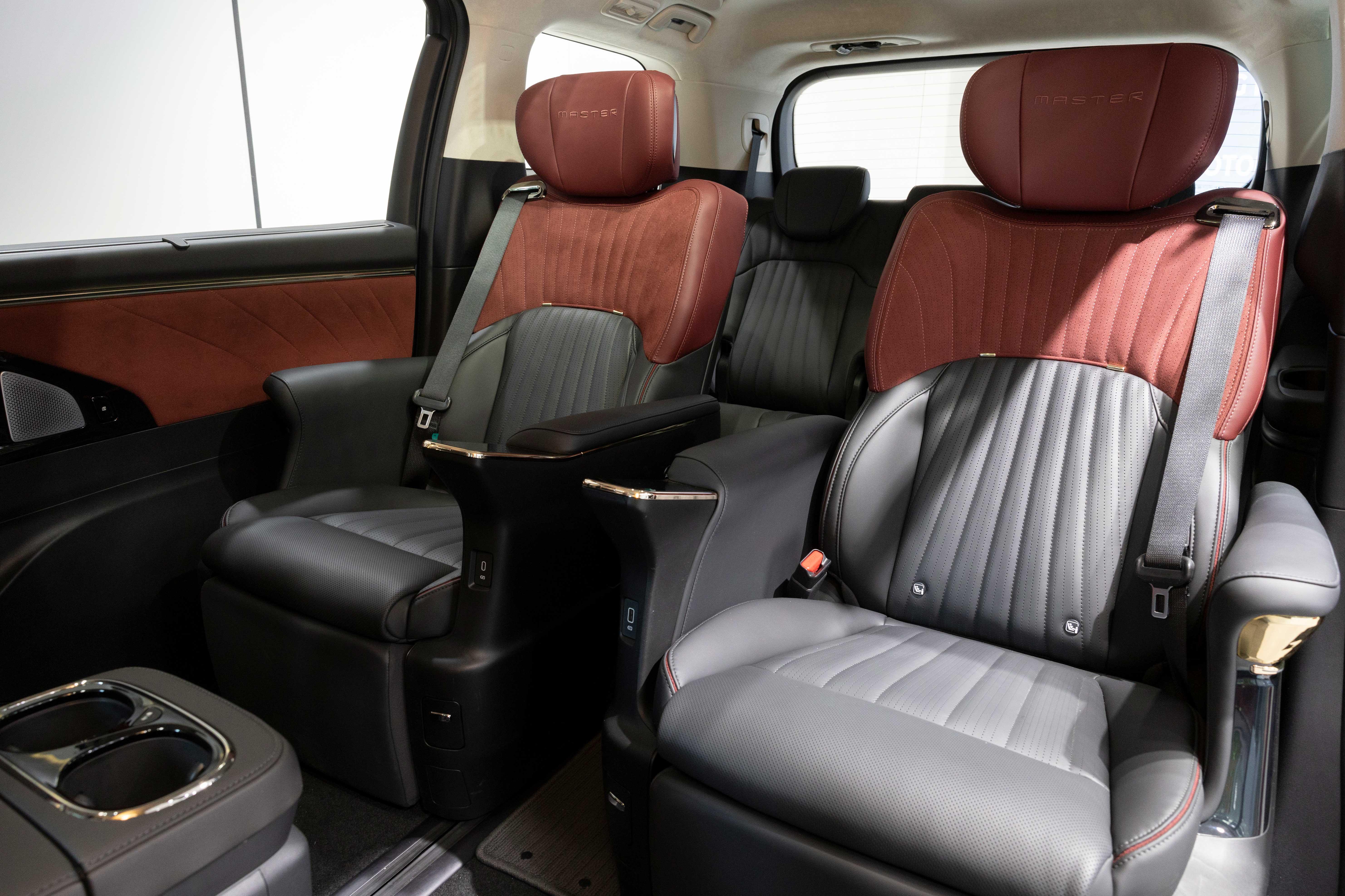 頂配版配備 2 張按摩座椅,位置為後排兩個主要座位;提供 電子避震功能,提升乘坐舒適性;座椅帶有 通風功能,讓用戶在長時間乘坐中保持舒適。