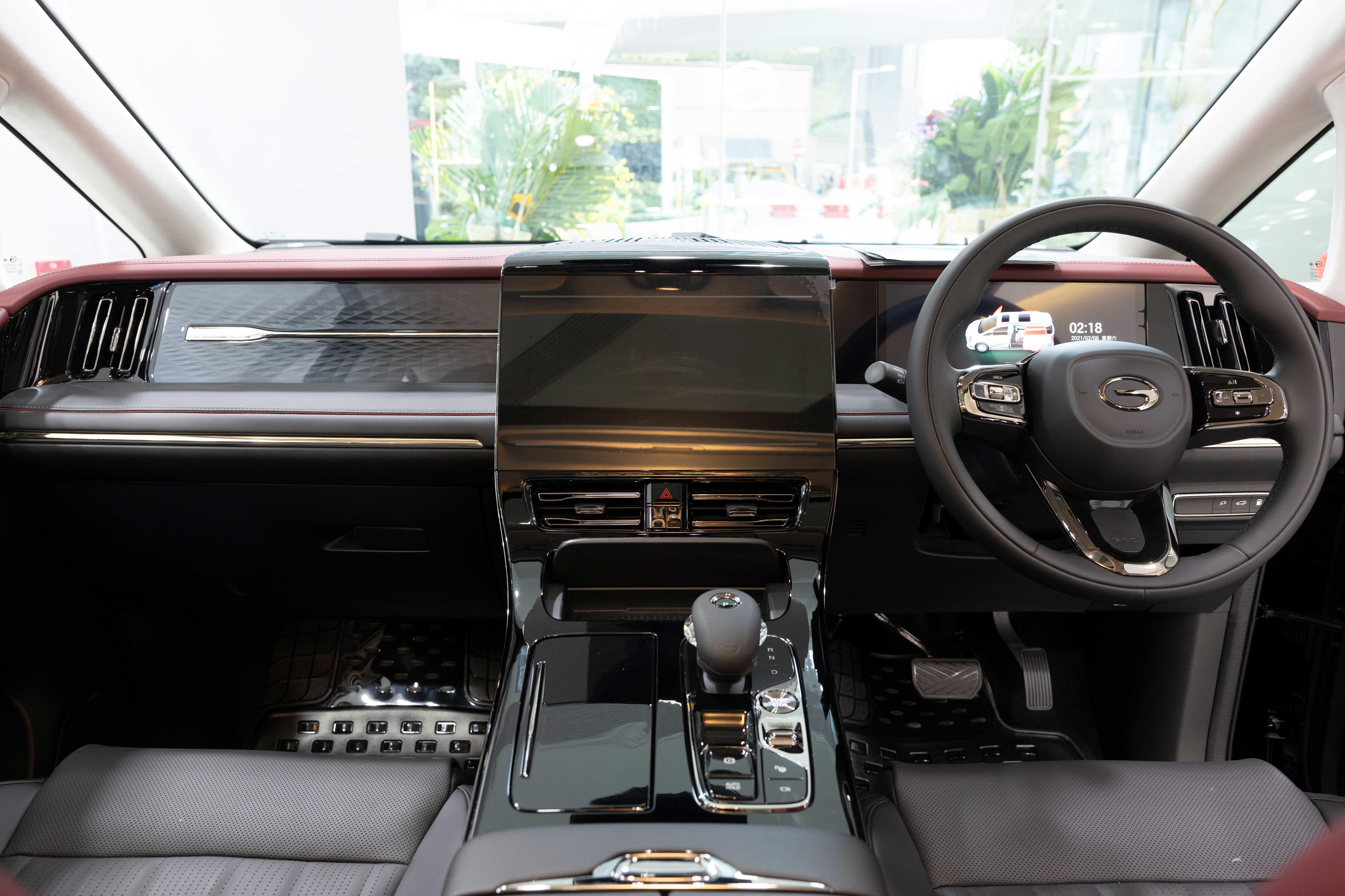 頂配版配備 2 張按摩座椅,位置為後排兩個主要座位;提供 電子避震功能,提升乘坐舒適性;座椅帶有 通風功能,讓用戶在長時間乘坐中保持舒適。