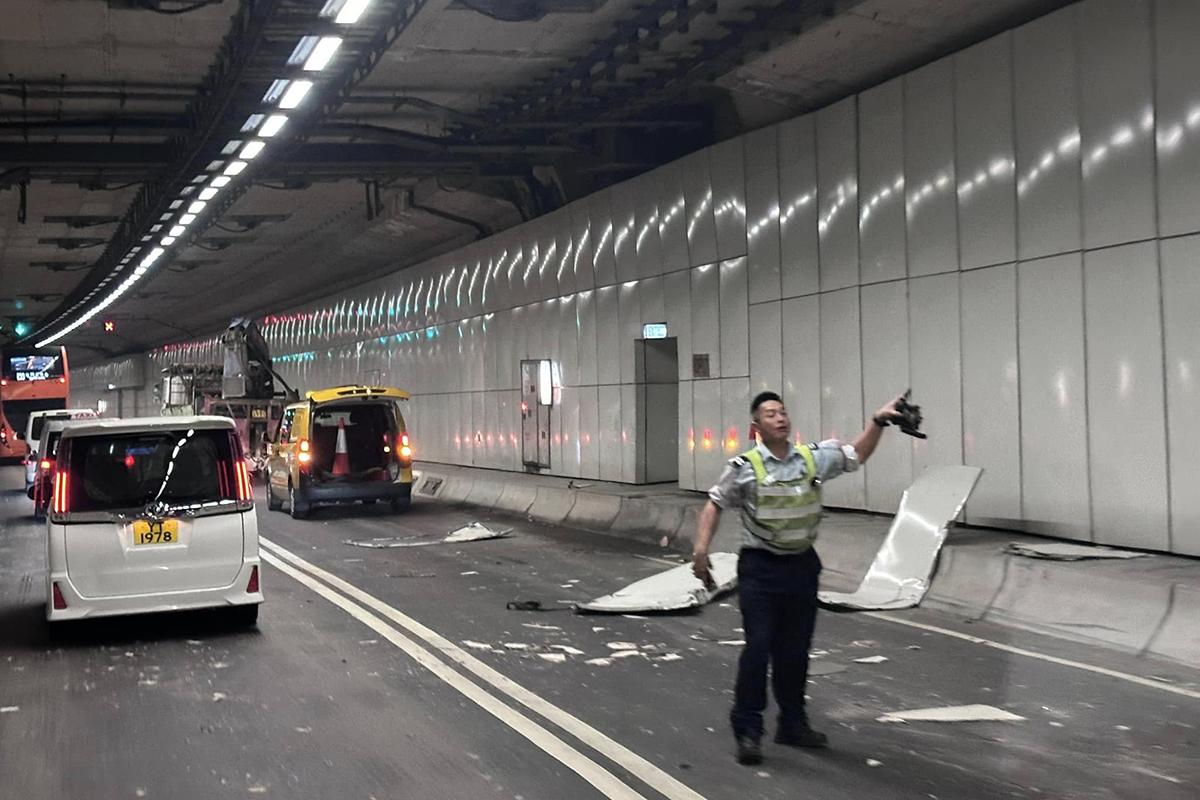 屯赤隧道有隧道面板被撞毀。(網民Law Chun Wing@FB群組「馬路的事 (即時交通資訊台)」)