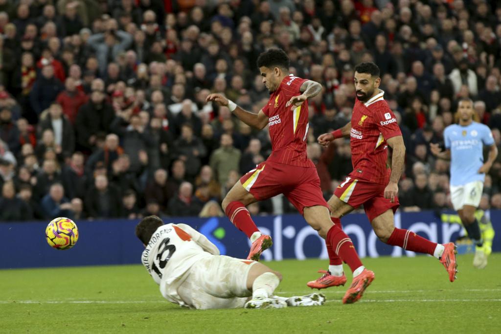 迪亞斯在禁區內與奧迪加接觸,獲判12碼。(美聯社)