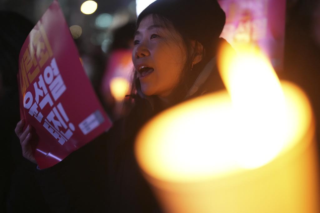 首爾市內多個地點,包括國會大樓和光化門廣場都有民眾舉起燭火示威集會,要求尹錫悅立即下台。(AP)