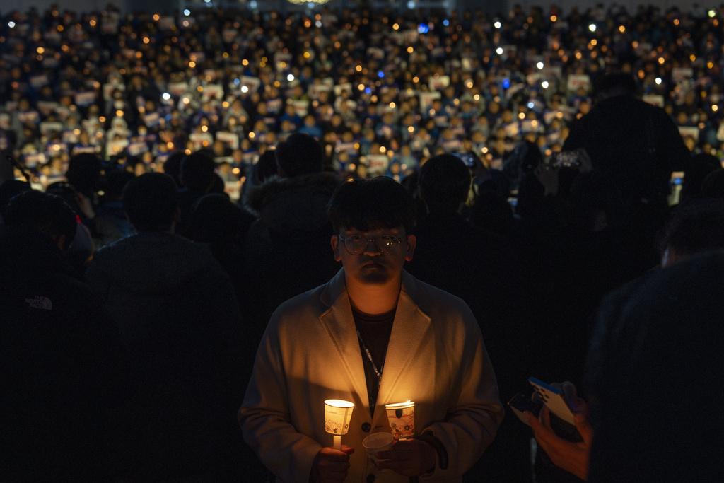 首爾市內多個地點,包括國會大樓和光化門廣場都有民眾舉起燭火示威集會,要求尹錫悅立即下台。(AP)